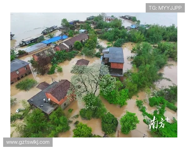 记者独木舟直击洪灾现场 两男子涉水而行显从容(1)