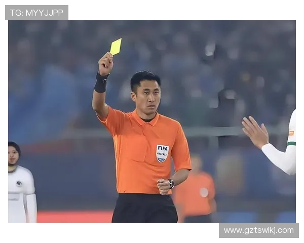 马宁世俱杯强硬执法:阻止违规换人引发教练组围堵(1) 马宁世俱杯强硬执法:阻止违规换人引发教练组围堵(1)